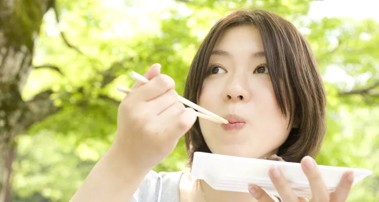 お腹の脂肪を落とす効果的な食事方法の一つはよく噛むこと