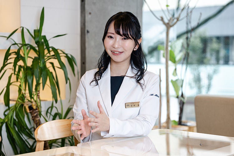 顔のメリハリについて解説する光井先生