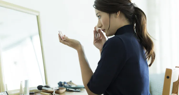 メイクで顔を目立たなくさせる