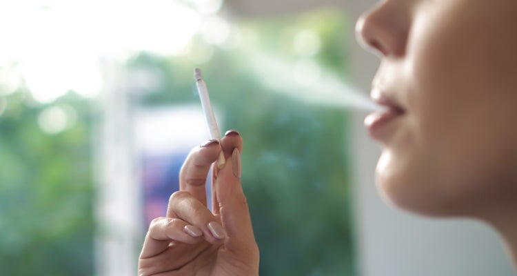 しわをはじめ、肌の老化に影響を及ぼすタバコ