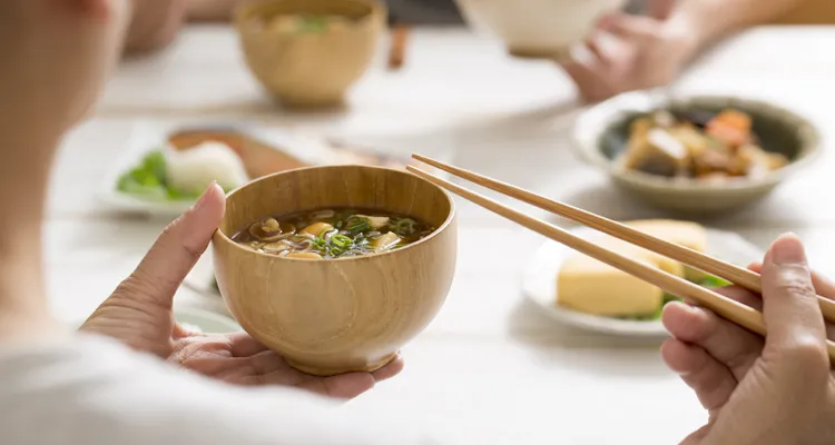 お腹の脂肪を落とす効果的な食事方法の一つは食べる順番