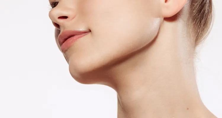 One of the characteristics of a beautiful woman in profile is a face line with a clear line between the neck and chin.