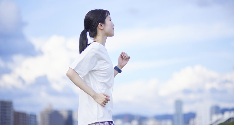 運動する女性のイメージ