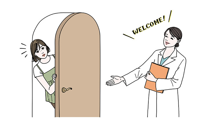 美容医療クリニックのドアを開ける女性と迎え入れる医師