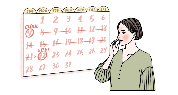 治療後のダウンタイムをカレンダーで確認する女性