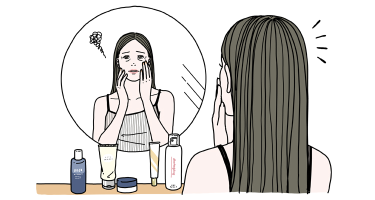 鏡に映った自分の顔を見て悩んでいる女性
