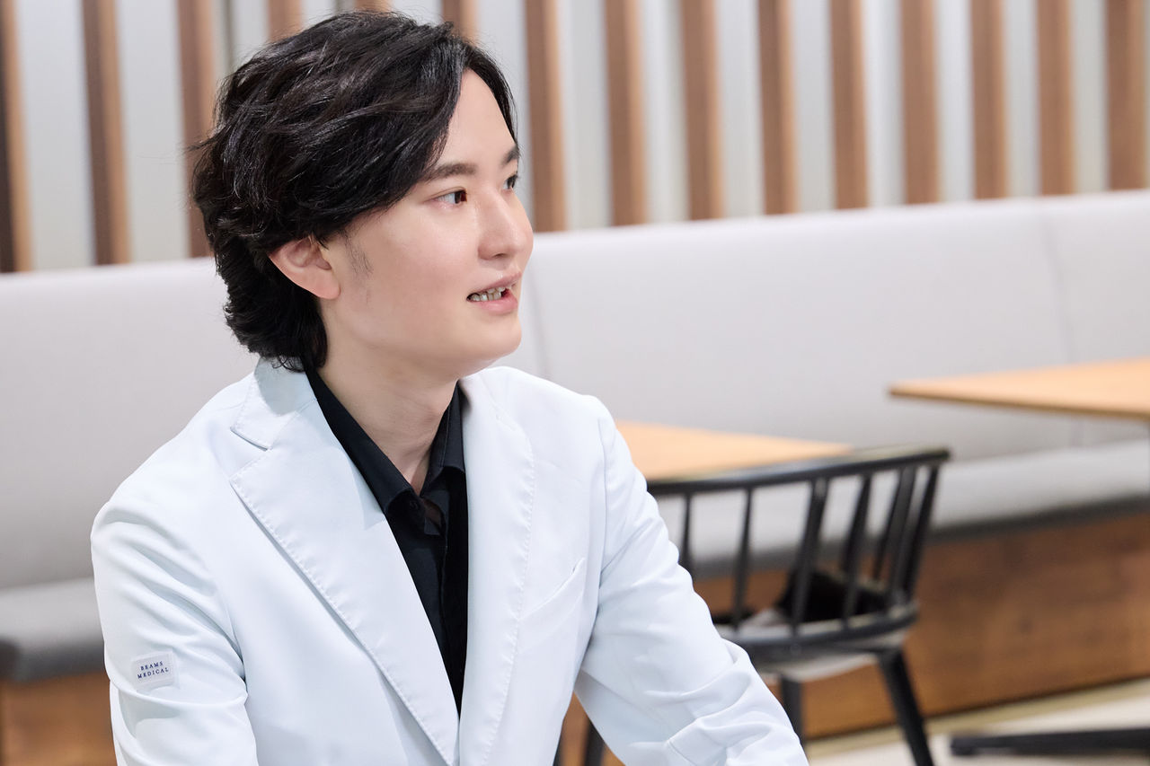 ヒアルロン酸製材の使い分けについて話す武内先生