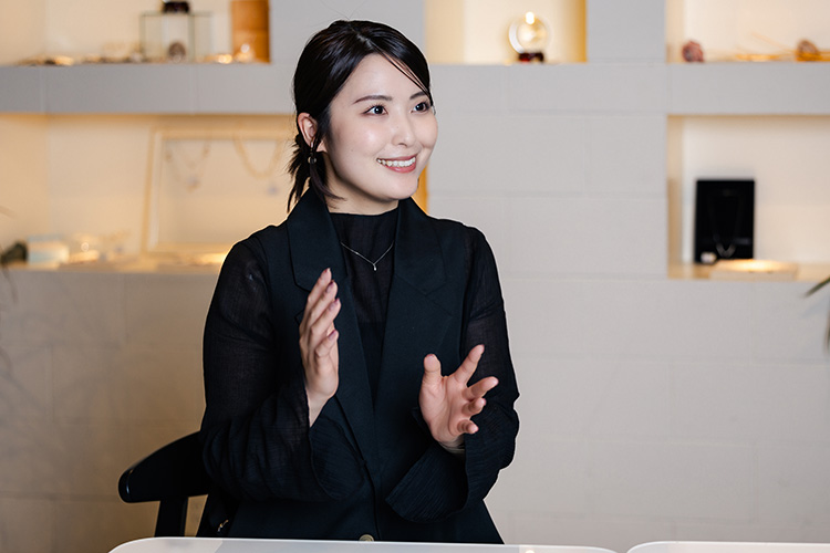 メイクで顔にメリハリをつける重要性や効果について解説する仲さん