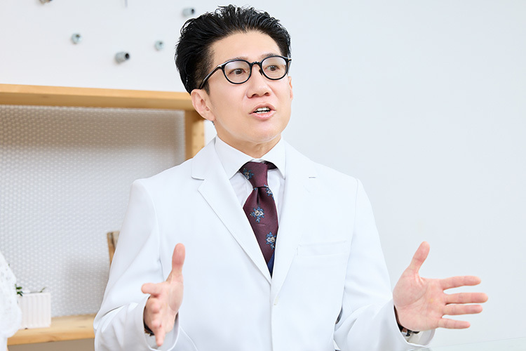 小顔印象はバランスが重要だと解説する相原 先生