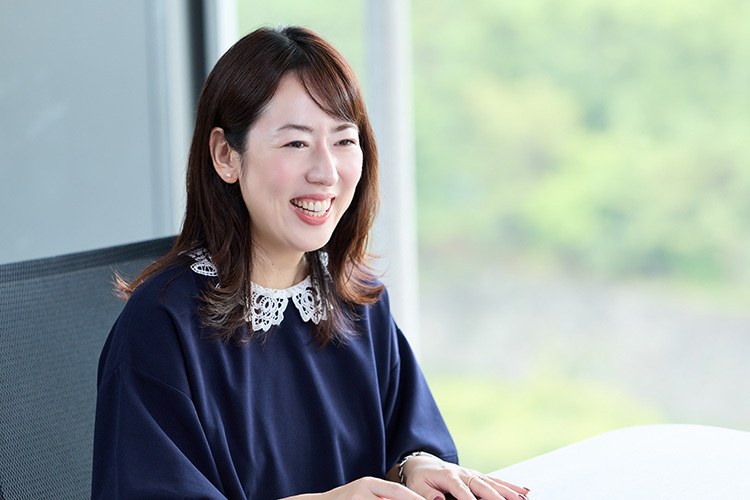 スキンケアやメイクの悩みについて話す徳山さん