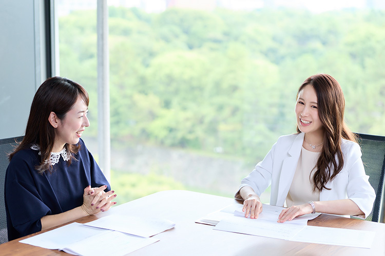 美容医療による時短美容について話す徳山さんと蜂須賀 先生