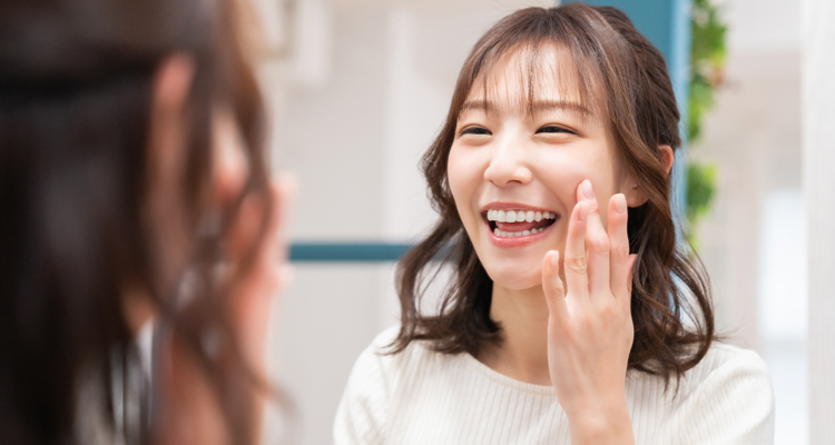 笑顔の表情の練習をする女性